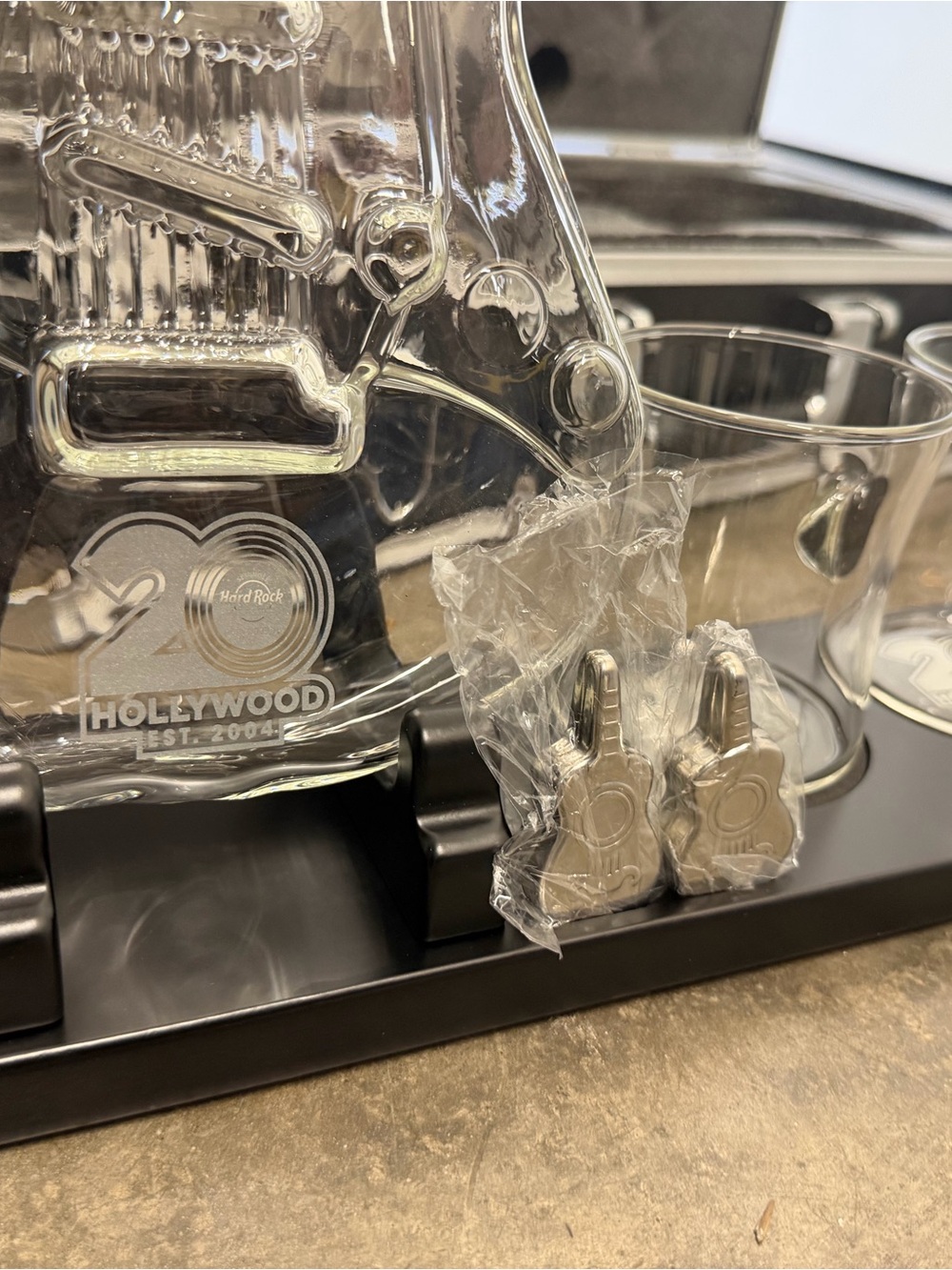 Hard Rock Hollywood 20th Anniversary Guitar Whiskey Decanter Set New - Picture 6 of 11